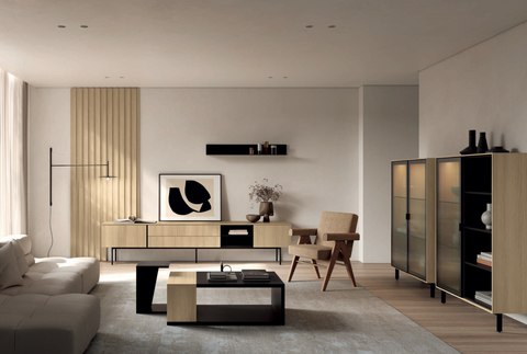 Composición salón MUSS 02 · mueble TV con patas metálicas panelado acanalado y vitrinas de cristal estriado