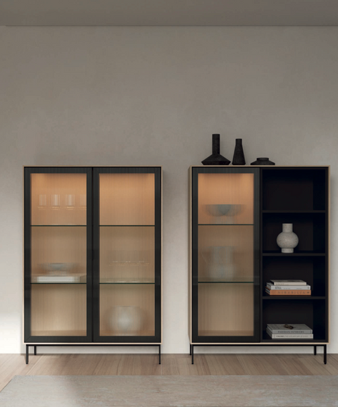 Composición salón MUSS 02 · mueble TV con patas metálicas panelado acanalado y vitrinas de cristal estriado