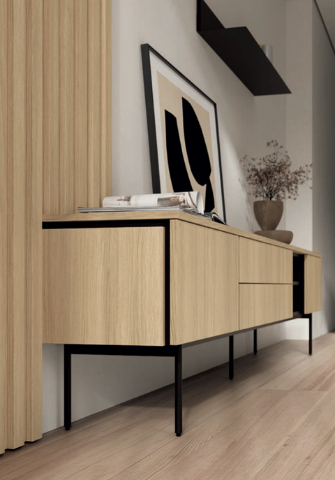 Composición salón MUSS 02 · mueble TV con patas metálicas panelado acanalado y vitrinas de cristal estriado
