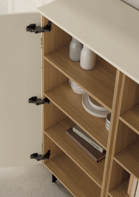 Composición salón MUSS 03 · mueble TV con patas metálicas y aparador alto