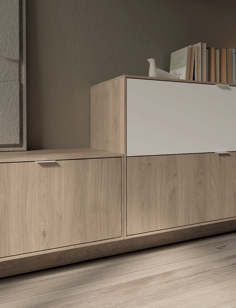 Composición salón NATUR 05 · mueble TV con aparador bajo zócalo y estanterías horizontales