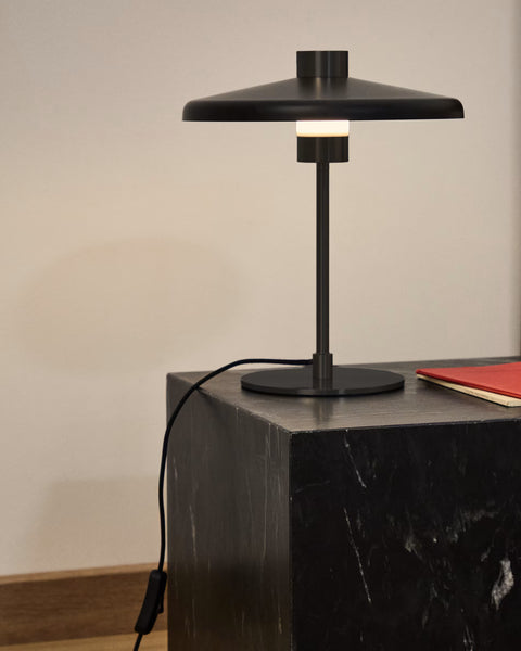 Lámpara de mesa Nuvira de acero negro satinado