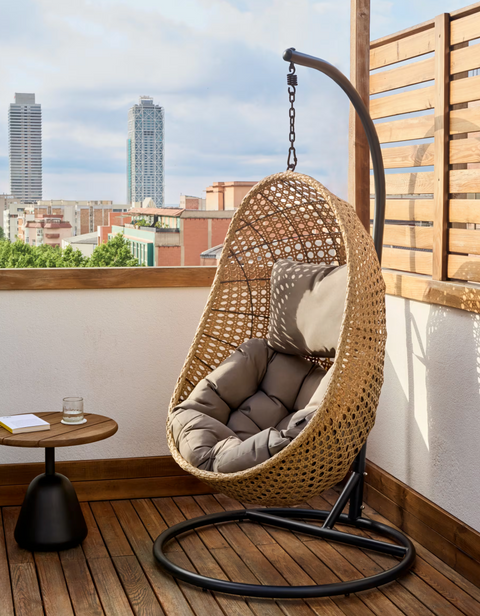 Sillón colgante con pie gris oscuro Cira con acabado natural