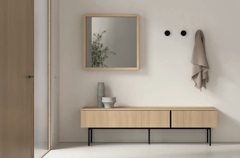 Recibidor 03 · banco consola con patas metálicas espejo cuadrado y colgadores redondos