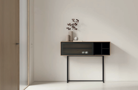 Recibidor 04 · consola NATUR con estructura metálica alta y nicho lateral